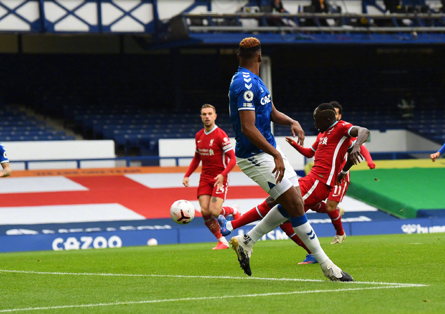 球给空位射 球给空位射